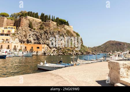 Incredibili paesaggi marini delle Isole Eolie (Isole Eolie) a Lipari, provincia di Messina, Sicilia, Italia. Foto Stock