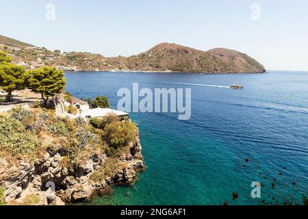 Incredibili paesaggi marini delle Isole Eolie (Isole Eolie) a Lipari, provincia di Messina, Sicilia, Italia. Foto Stock