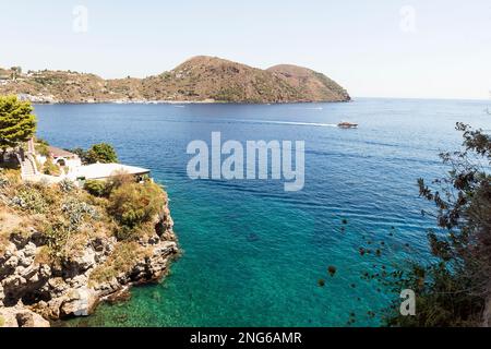 Incredibili paesaggi marini delle Isole Eolie (Isole Eolie) a Lipari, provincia di Messina, Sicilia, Italia. Foto Stock