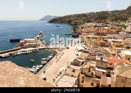 Incredibili paesaggi marini delle Isole Eolie (Isole Eolie) a Lipari, provincia di Messina, Sicilia, Italia. Foto Stock