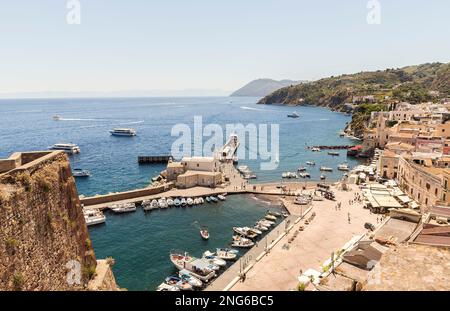 Incredibili paesaggi marini delle Isole Eolie (Isole Eolie) a Lipari, provincia di Messina, Sicilia, Italia. Foto Stock