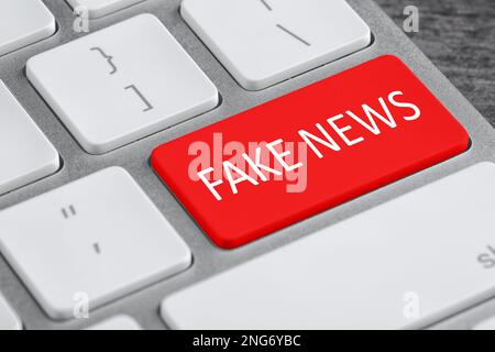 Moderna tastiera per computer con testo FALSO NOTIZIE su pulsante, primo piano Foto Stock