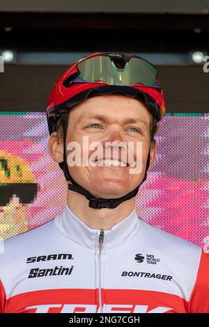 Saint Raphael, Francia. 17th Feb, 2023. Ritratto di Toms Skujins, Trek Segafredo team durante il Tour 06-83. La prima tappa del Tour 06-83 (Tour des Alpes-maritimes et du Var) 2023 si svolge tra Saint-Raphael e Ramatuelle. Il vincitore è stato Kevin Vauquelin (team Arkea Samsic) che ha chiuso davanti a Neilson Pawless (team EF Education-EasyPost) al secondo posto e Kevin Geniets (team Groupama-FDJ) al terzo posto. Credit: SOPA Images Limited/Alamy Live News Credit: SOPA Images Limited/Alamy Live News Foto Stock