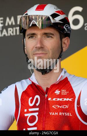 Saint Raphael, Francia. 17th Feb, 2023. Ritratto di Benjamin Thomas, squadra Cofidis durante il Tour 06-83. La prima tappa del Tour 06-83 (Tour des Alpes-maritimes et du Var) 2023 si svolge tra Saint-Raphael e Ramatuelle. Il vincitore è stato Kevin Vauquelin (team Arkea Samsic) che ha chiuso davanti a Neilson Pawless (team EF Education-EasyPost) al secondo posto e Kevin Geniets (team Groupama-FDJ) al terzo posto. Credit: SOPA Images Limited/Alamy Live News Credit: SOPA Images Limited/Alamy Live News Foto Stock