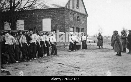 Arresto e umiliazione pubblica degli ebrei polacchi durante un raid della polizia d'Ordine, vicino Lublino (non datato : 1939/1940); foto scattata da uno dei poliziotti partecipanti Foto Stock