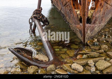 Primo piano dell'ancoraggio della vecchia nave arrugginita. Lord Lonsdale Shipwreck Hull sullo stretto di Magellan, Punta Arenas Costa della Patagonia cilena Foto Stock