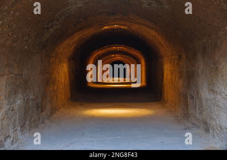 Corridoio in rovine del più grande Colosseo in Nord Africa. El Jem,Tunisia, l'UNESCO. Foto Stock