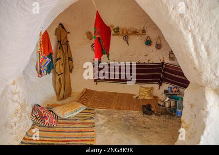 Interno della casa berbera in edoin nel deserto del Sahara il 7 ottobre 2014 a Hammamet, Tunisia. Foto Stock
