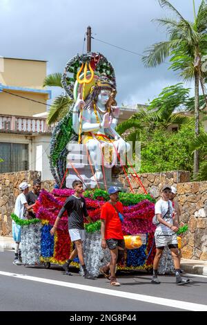 Mahashivratree pellegrini sulla loro strada per il lago sacro di Grand Bassin, distretto di Savane nel sud dell'isola di mauritius, febbraio 16th 2023 Foto Stock