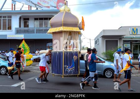 Mahashivratree pellegrini sulla loro strada per il lago sacro di Grand Bassin, distretto di Savane nel sud dell'isola di mauritius, febbraio 16th 2023 Foto Stock