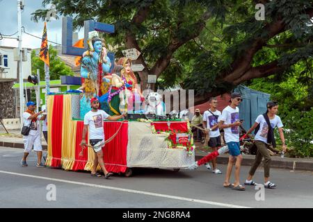 Mahashivratree pellegrini sulla loro strada per il lago sacro di Grand Bassin, distretto di Savane nel sud dell'isola di mauritius, febbraio 16th 2023 Foto Stock