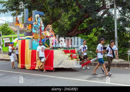 Mahashivratree pellegrini sulla loro strada per il lago sacro di Grand Bassin, distretto di Savane nel sud dell'isola di mauritius, febbraio 16th 2023 Foto Stock