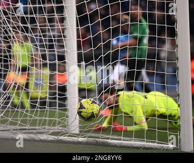 Reggio Emilia, Italia. 17th Feb, 2023. Victor Osimhen di Napoli segna il suo gol durante una partita di calcio di Serie A tra Sassuolo e Napoli a Reggio Emilia, Italia, il 17 febbraio 2023. Credit: Alberto Lingria/Xinhua/Alamy Live News Foto Stock