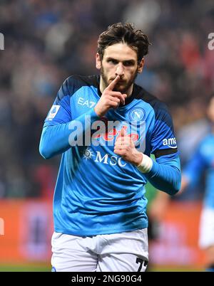 Reggio Emilia, Italia. 17th Feb, 2023. Khvicha Kvaratskhelia di Napoli celebra il suo gol durante una partita di calcio di Serie A tra Sassuolo e Napoli a Reggio Emilia, Italia, il 17 febbraio 2023. Credit: Alberto Lingria/Xinhua/Alamy Live News Foto Stock