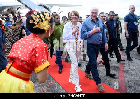 Kuching, Malesia. 18th Feb, 2023. Il presidente tedesco Frank-Walter Steinmeier e sua moglie Elke Büdenbender arrivano all'aeroporto internazionale di Kuching sull'isola del Borneo. Il presidente Steinmeier e sua moglie visitano i paesi della Cambogia e della Malesia durante una gita di cinque giorni nel sud-est asiatico. Credit: Bernd von Jutrczenka/dpa/Alamy Live News Foto Stock