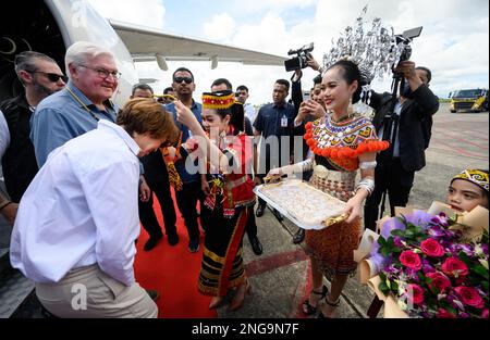 Kuching, Malesia. 18th Feb, 2023. Il presidente tedesco Frank-Walter Steinmeier e sua moglie Elke Büdenbender arrivano all'aeroporto internazionale di Kuching sull'isola del Borneo. Il presidente Steinmeier e sua moglie visitano i paesi della Cambogia e della Malesia durante una gita di cinque giorni nel sud-est asiatico. Credit: Bernd von Jutrczenka/dpa/Alamy Live News Foto Stock