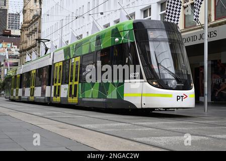 Basso colpo di un tram Bombardier Flexity (o classe e), gestito dai tram Yarra e caratterizzato dall'attuale livrea PTV, che attraversa il Burke St Mall Foto Stock