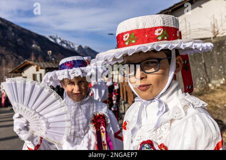 Il Baio di Sampeyre è una tradizionale festa occitana che si svolge ogni cinque anni a Sampeyre, nella Valle Varaita, in provincia di Cuneo, il 16 febbraio 2023. Il Baio è stato uno dei più importanti e antichi festival tradizionali delle Alpi italiane. Le origini del festival sono molto antiche e risalgono a prima dell'anno 1000 (sembra essere il 975 o il 980) quando le squadre di Saraceni che erano entrate nella valle per saccheggiarla fu cacciata dalla popolazione locale. Solo gli uomini di ogni villaggio partecipano alla processione, esibendosi nei complicati costumi intessuti dal Foto Stock