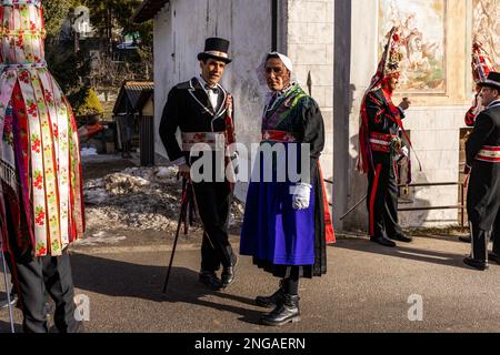 Il Baio di Sampeyre è una tradizionale festa occitana che si svolge ogni cinque anni a Sampeyre, nella Valle Varaita, in provincia di Cuneo, il 16 febbraio 2023. Il Baio è stato uno dei più importanti e antichi festival tradizionali delle Alpi italiane. Le origini del festival sono molto antiche e risalgono a prima dell'anno 1000 (sembra essere il 975 o il 980) quando le squadre di Saraceni che erano entrate nella valle per saccheggiarla fu cacciata dalla popolazione locale. Solo gli uomini di ogni villaggio partecipano alla processione, esibendosi nei complicati costumi intessuti dal Foto Stock