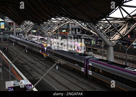 All'interno della stazione ferroviaria di Southern Cross, con il suo caratteristico tetto ondulato, mentre un certo numero di treni Vline Vlocity siedono in attesa dei passeggeri Foto Stock