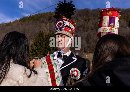 Il Baio di Sampeyre è una tradizionale festa occitana che si svolge ogni cinque anni a Sampeyre, nella Valle Varaita, in provincia di Cuneo, il 16 febbraio 2023. Il Baio è stato uno dei più importanti e antichi festival tradizionali delle Alpi italiane. Le origini del festival sono molto antiche e risalgono a prima dell'anno 1000 (sembra essere il 975 o il 980) quando le squadre di Saraceni che erano entrate nella valle per saccheggiarla fu cacciata dalla popolazione locale. Solo gli uomini di ogni villaggio partecipano alla processione, esibendosi nei complicati costumi intessuti dal Foto Stock