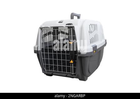 Trasporto in PET per viaggiare isolato su sfondo bianco. Porta-animali con porta chiusa a chiave isolata su bianco. Grande gabbia di supporto in plastica. Foto Stock