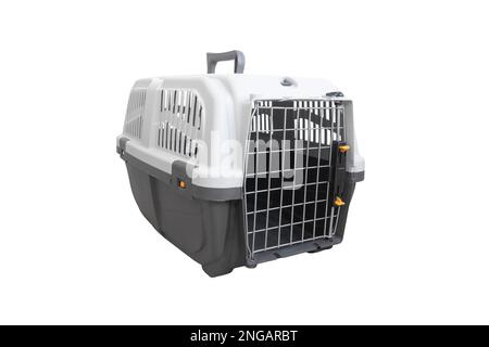Trasporto in PET per viaggiare isolato su sfondo bianco. Porta-animali con porta chiusa a chiave isolata su bianco. Grande gabbia di supporto in plastica. Foto Stock