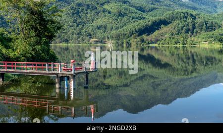 Impianti di irrigazione - diga di ritenzione idrica nella zona turistica di Little Village nel comune di Dien Khanh, provincia di Khanh Hoa, Vietnam Foto Stock