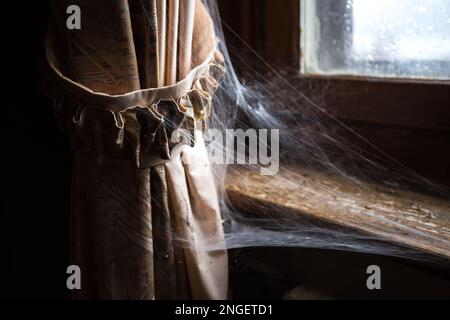 UrbEx (esplorazione urbana) Cortina con ragnatela in una villa abbandonata Foto Stock
