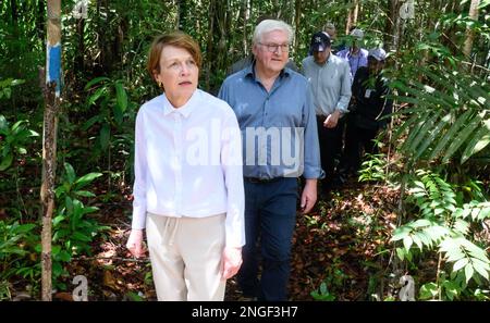 Kuching, Malesia. 18th Feb, 2023. Il presidente tedesco Frank-Walter Steinmeier (M-l) e sua moglie Elke Büdenbender sono guidati attraverso una giungla nel Parco Nazionale delle paludi di Kuching. Il presidente Steinmeier e sua moglie visitano i paesi della Cambogia e della Malesia durante una gita di cinque giorni nel sud-est asiatico. Credit: Bernd von Jutrczenka/dpa/Alamy Live News Foto Stock