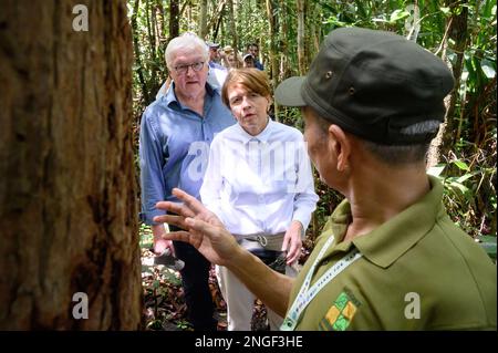 Kuching, Malesia. 18th Feb, 2023. Il presidente tedesco Frank-Walter Steinmeier (l-r) e sua moglie Elke Büdenbender sono guidati attraverso una giungla nel Parco Nazionale delle paludi di Kuching. Il presidente federale Steinmeier e sua moglie visitano i paesi della Cambogia e della Malesia durante una gita di cinque giorni nel sud-est asiatico. Credit: Bernd von Jutrczenka/dpa/Alamy Live News Foto Stock