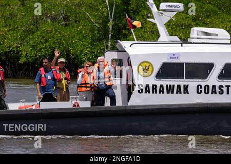 Kuching, Malesia. 18th Feb, 2023. Il presidente tedesco Frank-Walter Steinmeier e sua moglie Elke Büdenbender viaggiano con la loro delegazione in barca attraverso il Parco Nazionale delle paludi di Kuching. Il presidente federale Steinmeier e sua moglie visitano i paesi della Cambogia e della Malesia durante una gita di cinque giorni nel sud-est asiatico. Credit: Bernd von Jutrczenka/dpa/Alamy Live News Foto Stock