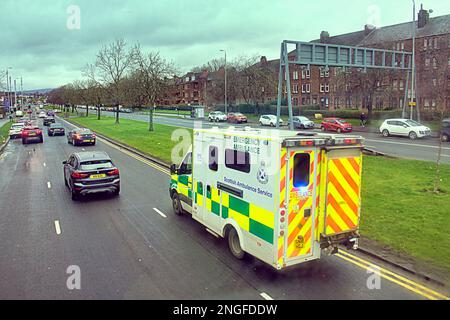 Nuovi attacchi di ambulanza annunciati come uno è ritratto precipitandosi ad un incidente questo pomeriggio. Foto Stock