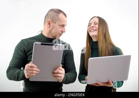 Due uomini d'affari diversi e felici lavoratori professionisti che hanno discusso lavorare insieme divertirsi in riunione d'ufficio. insegnante e studente latino che hanno una conversazione amichevole Foto Stock