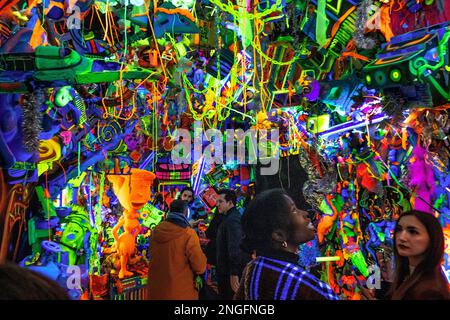 L'apertura della mostra d'arte dei graffiti di Beyond the Streets alla Saatchi Gallery London UK 16/2/23 Foto Stock