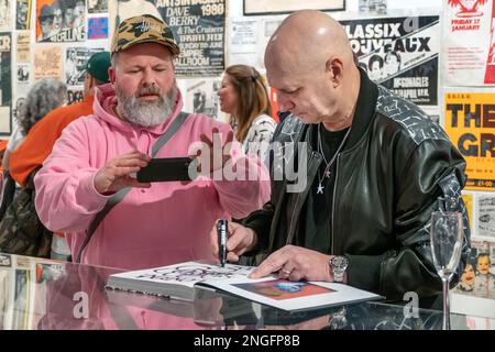 L'apertura della mostra d'arte dei graffiti di Beyond the Streets alla Saatchi Gallery London UK 16/2/23 Foto Stock