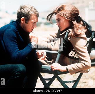 JACQUELINE BISSET e STEVE MCQUEEN a BULLITT (1968), diretto da PETER YATES. Credit: WARNER BROTHERS / Album Foto Stock