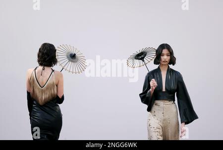 Londra, Regno Unito. 17th Feb, 2023. I modelli presentano le creazioni di Shuxuan G. al Fashion Scout China Catwalk show durante la London Fashion Week a Londra, Regno Unito, 17 febbraio 2023. Credit: Li Ying/Xinhua/Alamy Live News Foto Stock