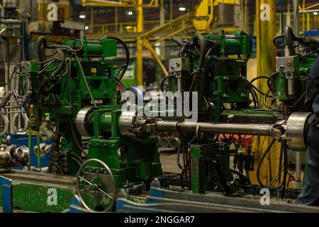 Luogo di lavoro di un dipendente di un impianto per la produzione di alberi cardanici. Una macchina per l'equilibratura di alberi cardanici. Foto Stock
