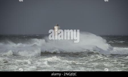 il faro della mangiabarca a calasetta, nel sud della sardegna, sommerso dalle onde del mare tempestoso Foto Stock