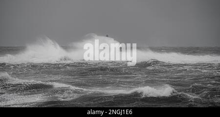 il faro della mangiabarca a calasetta, nel sud della sardegna, sommerso dalle onde del mare tempestoso Foto Stock