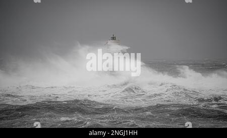 il faro della mangiabarca a calasetta, nel sud della sardegna, sommerso dalle onde del mare tempestoso Foto Stock