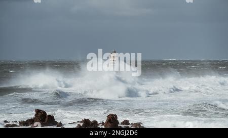 il faro della mangiabarca a calasetta, nel sud della sardegna, sommerso dalle onde del mare tempestoso Foto Stock