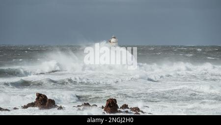 il faro della mangiabarca a calasetta, nel sud della sardegna, sommerso dalle onde del mare tempestoso Foto Stock