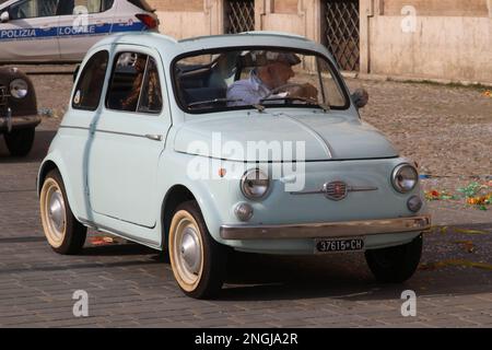 Modena, 2023 febbraio, vecchia Fiat 500, sfilata pubblica di auto d'epoca per le strade della città Foto Stock