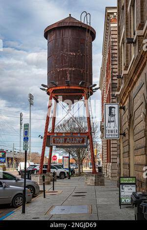 Montgomery, Alabama, USA-7 febbraio 2023: La Alley Tower si trova nel quartiere dei divertimenti del centro di Montgomery vicino al lungofiume. Foto Stock