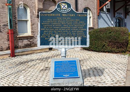 Montgomery, Alabama, USA-7 febbraio 2023: Marcatore storico che comemora il carcere militare confederato vicino a questo sito al Riverwalk Stadium di histo Foto Stock