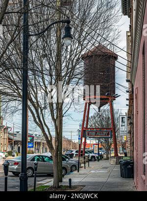 Montgomery, Alabama, USA-7 febbraio 2023: La Alley Tower si trova nel quartiere dei divertimenti del centro con il Riverfront Stadium sullo sfondo. Foto Stock