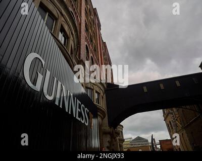 Dublino, Irlanda - 09 25 2015: Muro di mattoni del magazzino della birreria Guinness di Dublino Foto Stock