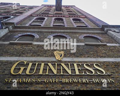 Dublino, Irlanda - 09 25 2015: Muro di mattoni del magazzino della birreria Guinness di Dublino Foto Stock